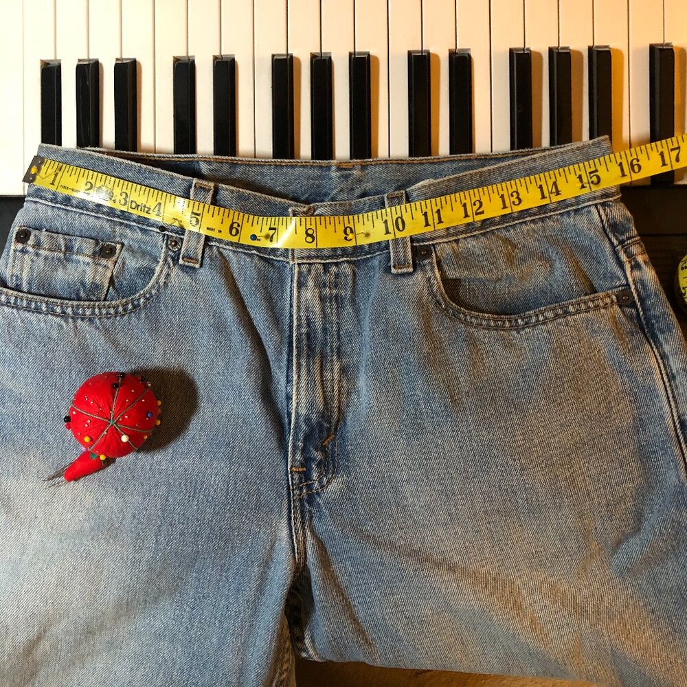 Vintage Y2K Levi's 577 Loose Fit Jeans 10 in a Light Wash